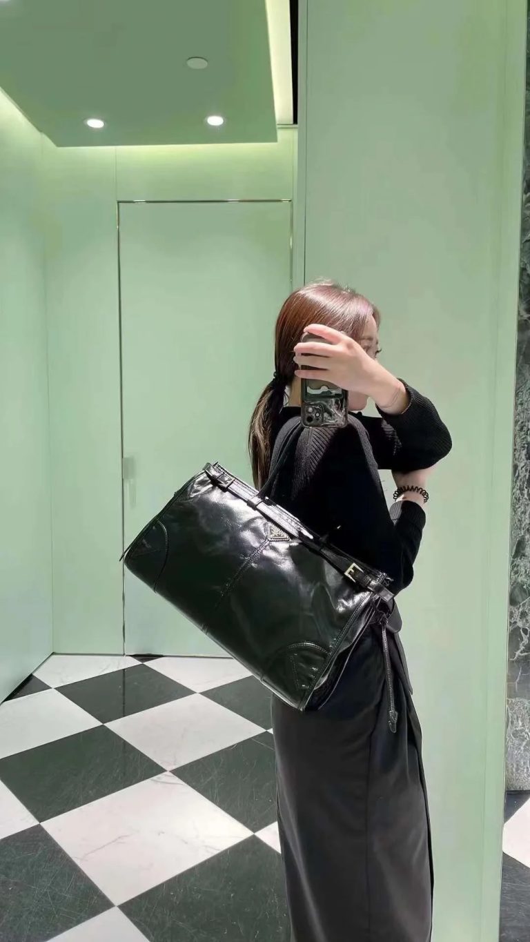 “프라다 비텔로 다이노 블랙 토트백 레플리카 착용 이미지”